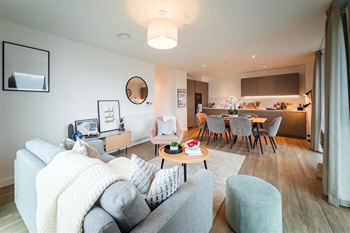 3 Bedroom Apartment To Rent In Bed - New Makers Yard, M5