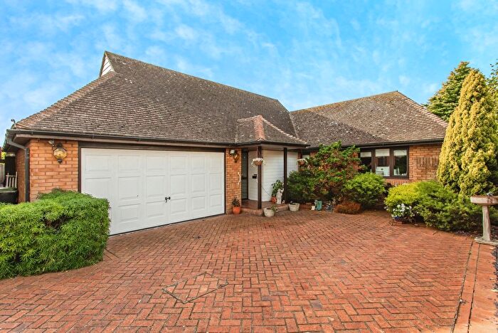 2 Bedroom Bungalow For Sale In Noredale, Southend-On-Sea, Essex, SS3