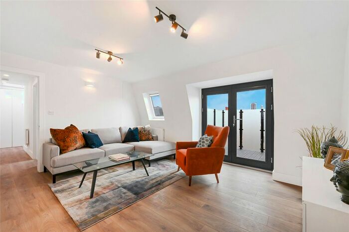 3 Bedroom Flat To Rent In Peterborough Road, London, SW6