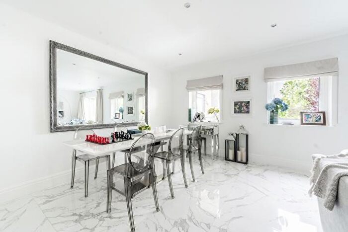 2 Bedroom Flat For Sale In Drayton Gardens, London, SW10
