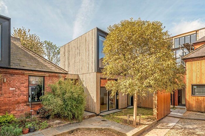 2 Bedroom Semi-Detached House To Rent In Combedale Road, London, SE10