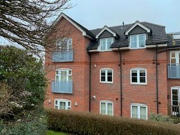 2 Bedroom Flat To Rent In Vale Road, Bushey, WD23