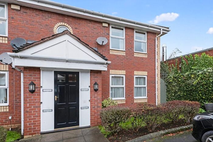 2 Bedroom Flat For Sale In Barbican Mews, York, YO10