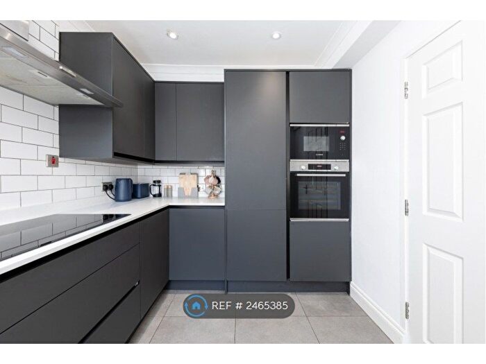 4 Bedroom Flat To Rent In Bethnal Green Road, London, E2