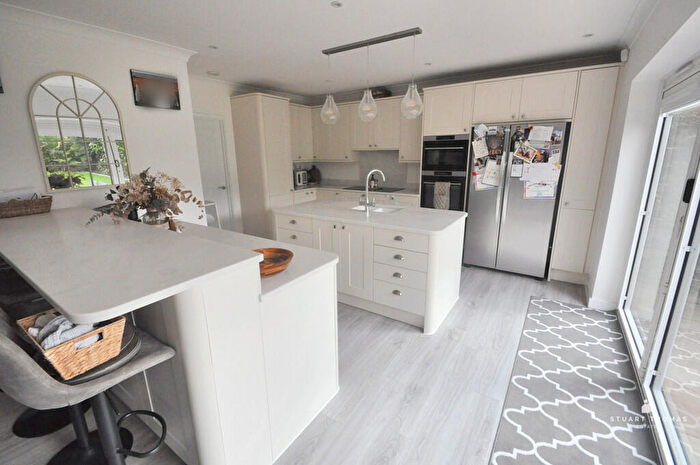 5 Bedroom Detached House For Sale In High Road, Hockley, SS5