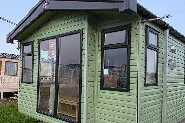 2 Bedroom Mobile/park Home For Sale In Southfield Lane, Tunstall, Hull, HU12