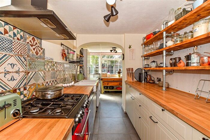 4 Bedroom Semi-Detached House For Sale In Knaves Acre, Headcorn, Kent, TN27