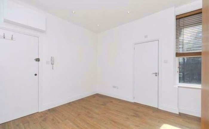 Studio To Rent In Ballards Lane, Finchley, N3