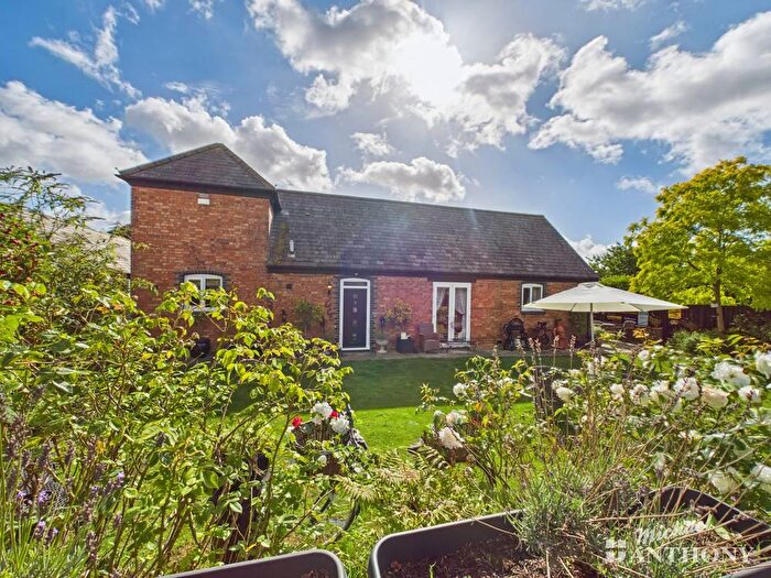 3 Bedroom Barn Conversion For Sale In Rowden Farm Barns, Mentmore, LU7