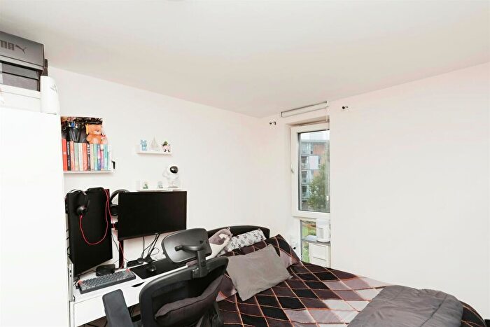 2 Bedroom Flat For Sale In Commonwealth Drive, Crawley, RH10