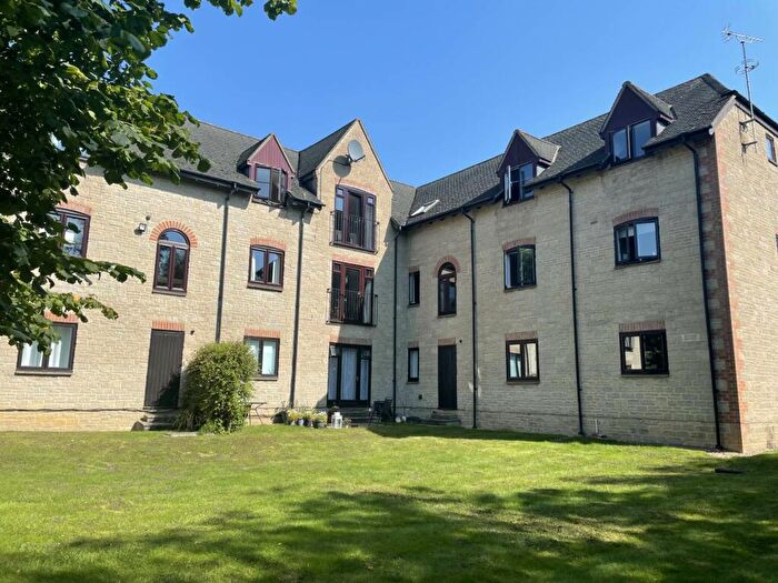 2 Bedroom Flat To Rent In Lakeside, Witney, OX28