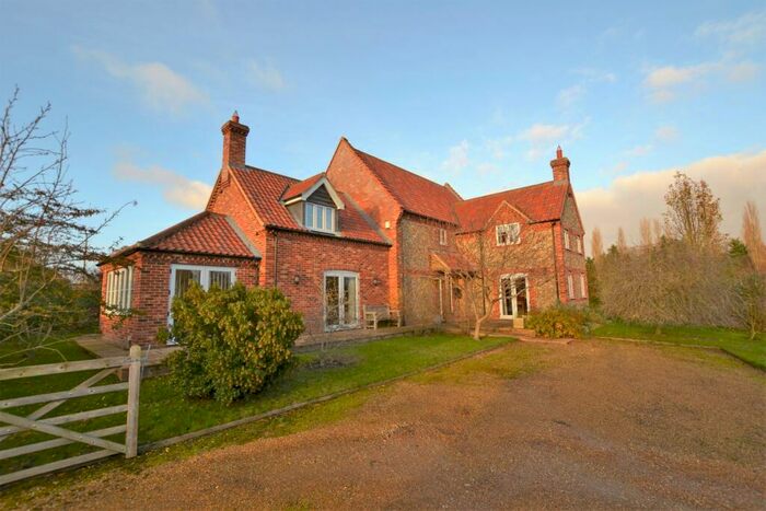 4 Bedroom Detached House For Sale In Highfields Meadow, East Bilney, NR20