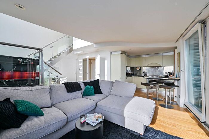 3 Bedroom Flat To Rent In Westminster Bridge Road, Waterloo, London, SE1