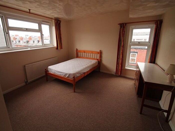 4 Bedroom House To Rent In Kelsall Road, Leeds, LS6