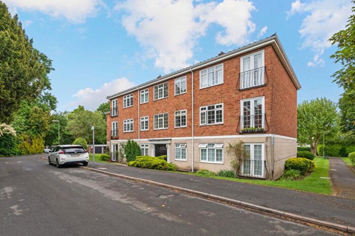 2 Bedroom Flat To Rent In Gainsborough Court, Walton-On-Thames, KT12
