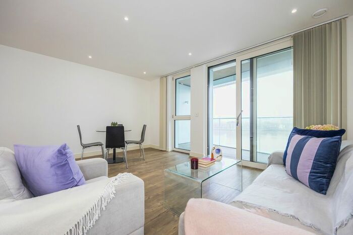 2 Bedroom Flat To Rent In Cable Walk, London, SE10