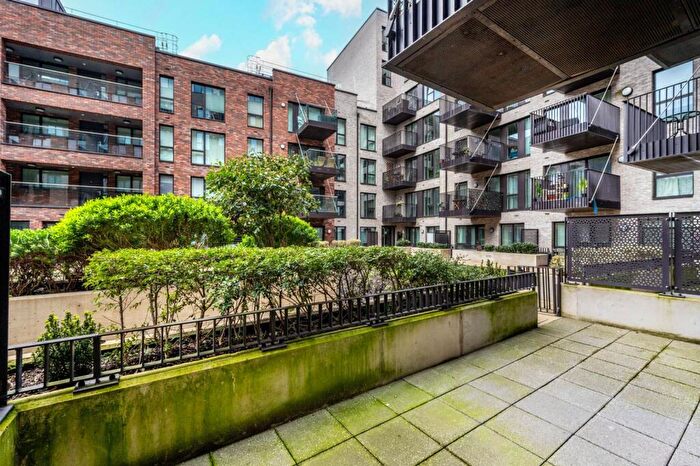 1 Bedroom Flat For Sale In Highland Street, Stratford, London, E15