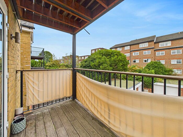 2 Bedroom Flat To Rent In A Manor Grove, Beckenham, Kent, BR3
