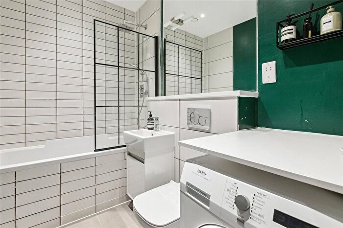 2 Bedroom Flat For Sale In Queenstown Road, London, SW8