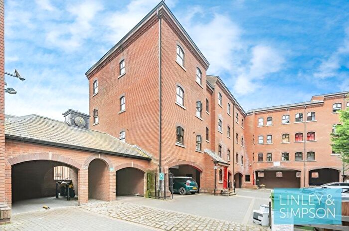 2 Bedroom Flat To Rent In Riverside Court, Leeds, West Yorkshire, LS1