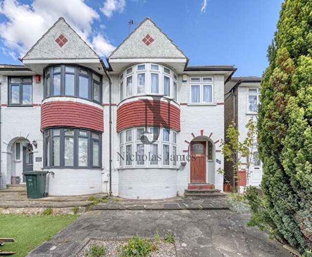 3 Bedroom Terraced House To Rent In Hampden Way, Southgate, N14