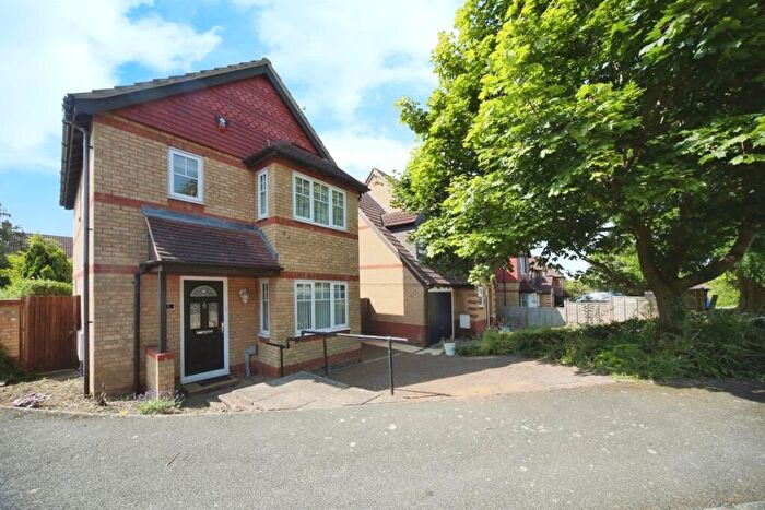 3 Bedroom Detached House To Rent In Rackham Drive, Luton, LU3