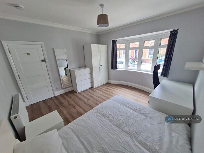 5 Bedroom Semi-Detached House To Rent In Milton Road, Southampton, SO15