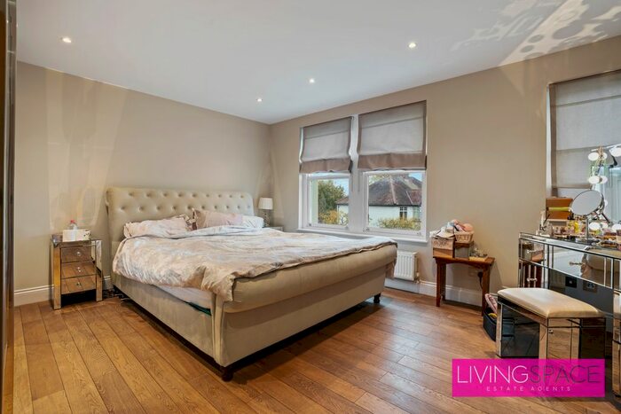 3 Bedroom Detached House To Rent In Warwick Road, Barnet, EN5