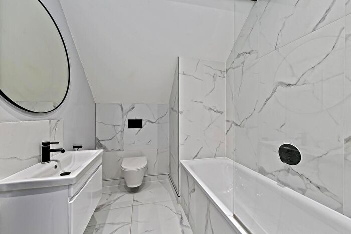 2 Bedroom Flat For Sale In Church Grove, Hampton Wick, KT1