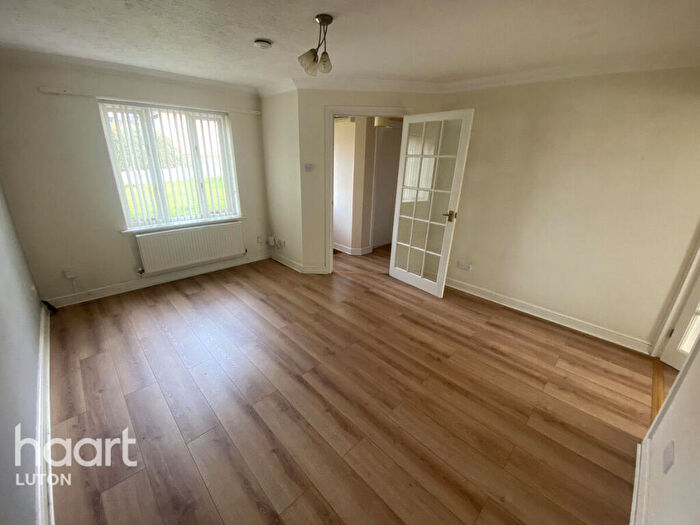 3 Bedroom Semi-Detached House To Rent In Lorimer Close, Luton, LU2