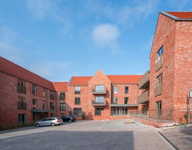 2 Bedroom Flat To Rent In Chelmsford Road, Shenfield, CM15