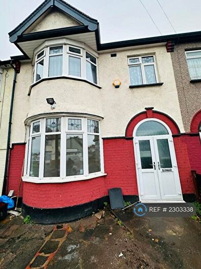 4 Bedroom Semi-Detached House To Rent In South Park Road, Ilford, IG1