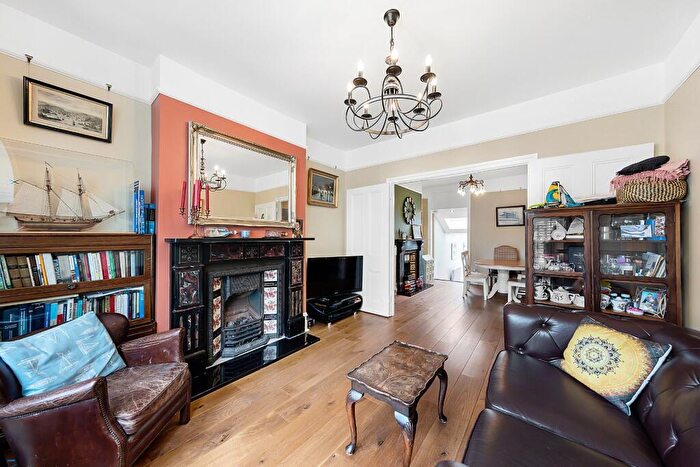 3 Bedroom Maisonette For Sale In Comyn Road, Battersea, SW11