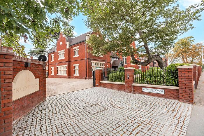 3 Bedroom Flat For Sale In Convent Close, Upminster, RM14