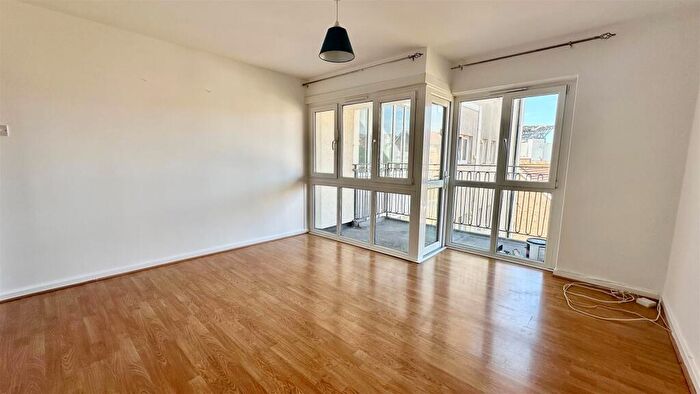 2 Bedroom Flat To Rent In Donald Hall Road, Brighton, BN2