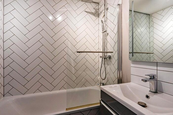 2 Bedroom Apartment To Rent In Serbin Close, Leyton, E10