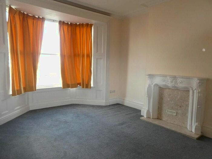 2 Bedroom Flat To Rent In Marine Road, Pensarn, LL22