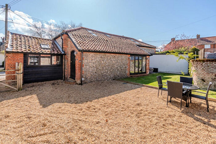 4 Bedroom Barn Conversion For Sale In The Street, Norwich, NR11