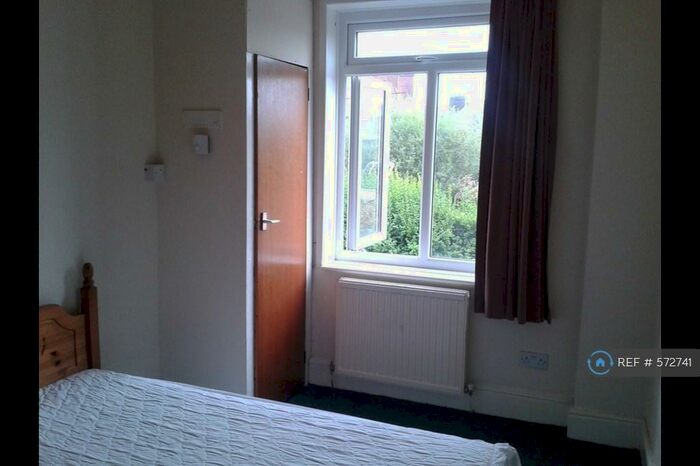 1 Bedroom Flat To Rent In Waverley Road, Manchester, M9