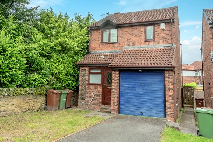 3 Bedroom Detached House For Sale In Fernleigh Court, Wakefield, WF2
