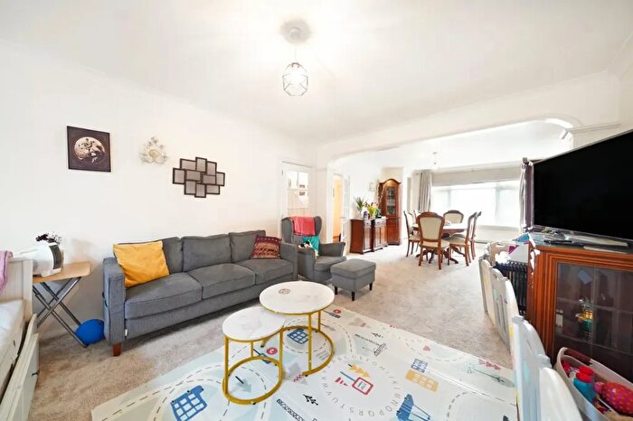 5 Bedroom Detached House To Rent In Stile Road, Slough, SL3