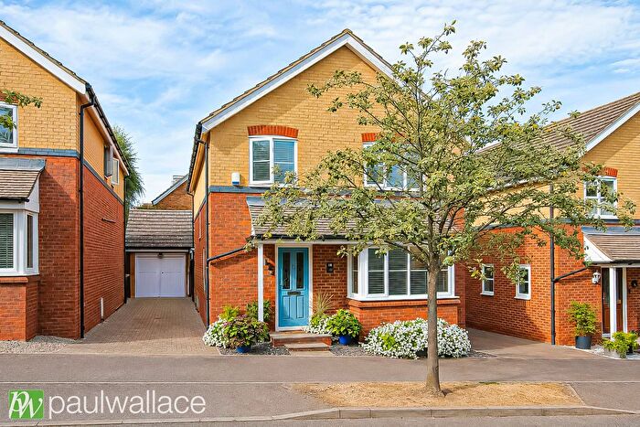 4 Bedroom Detached House For Sale In Plomer Avenue, Hoddesdon, EN11
