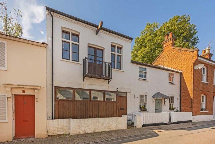 1 Bedroom Flat To Rent In Orleans Road, Twickenham, TW1