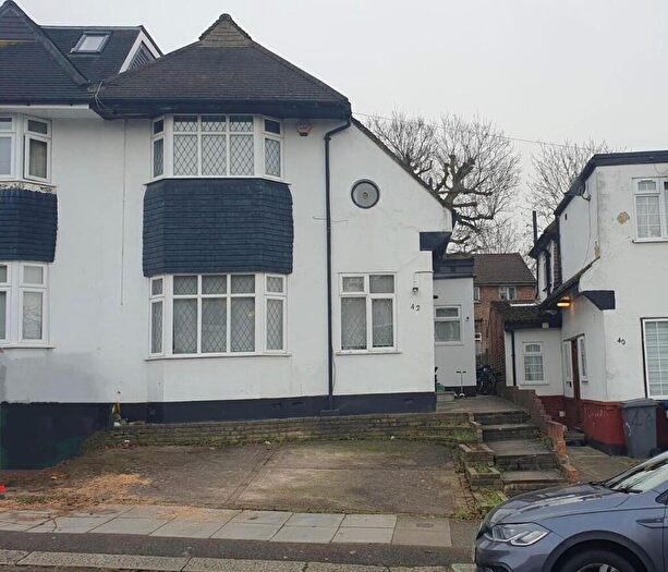 3 Bedroom Semi Detached House For Sale In Warwick Avenue, Edgware, HA8
