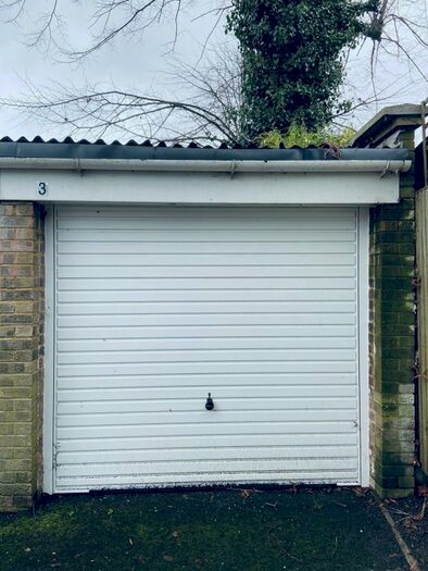 Garage / Parking To Rent In Lincoln Road, London N2