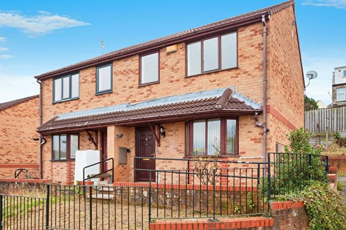 3 Bedroom Semi-Detached House For Sale In Heaton Grange, Batley, WF17