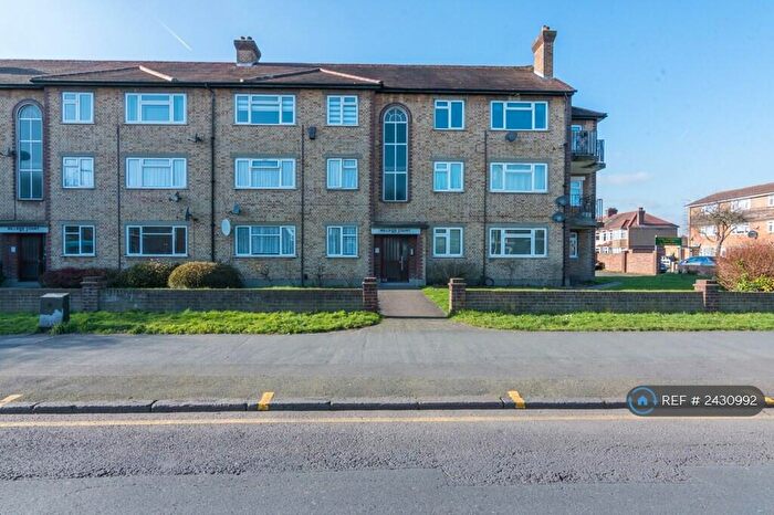 3 Bedroom Flat To Rent In Hillside Court, Cheshunt, Waltham Cross, EN8