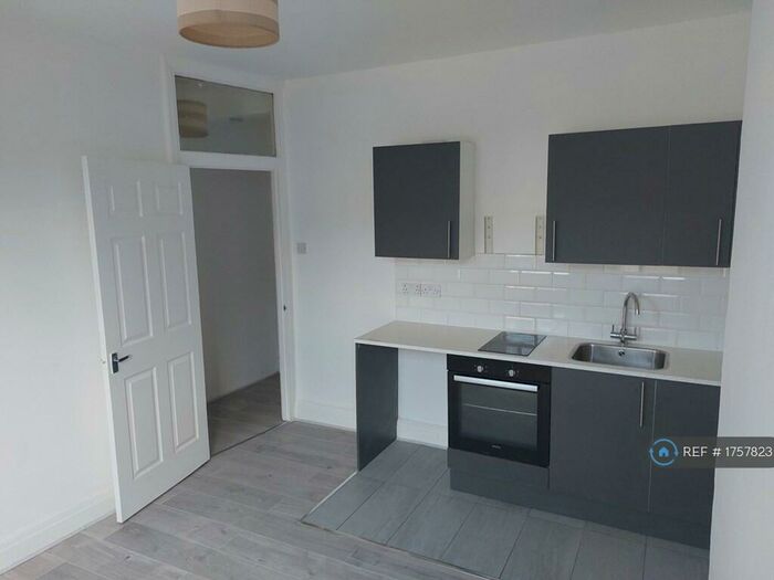 1 Bedroom Flat To Rent In Faifrfax Drive, Westcliff-On-Sea, SS0