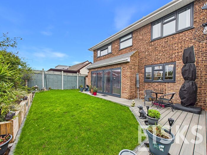 4 Bedroom Detached House For Sale In Chapman Road, Canvey Island, SS8