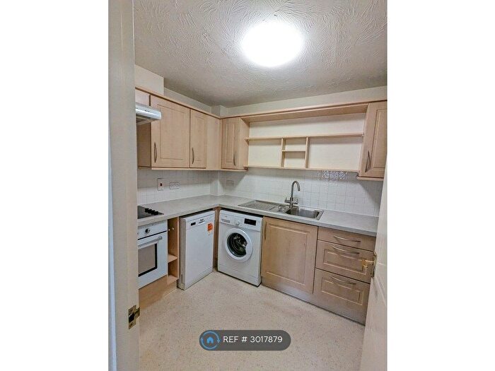 2 Bedroom Flat To Rent In Turing Drive, Bracknell, RG12